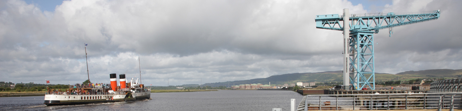 The Waverley paddle steamer passes the Clydebank Titan